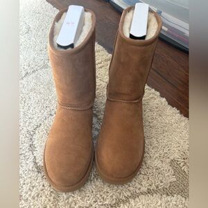 NEVER WORN Ugg Classic Short II Tasman Braid Chestnut Size 9